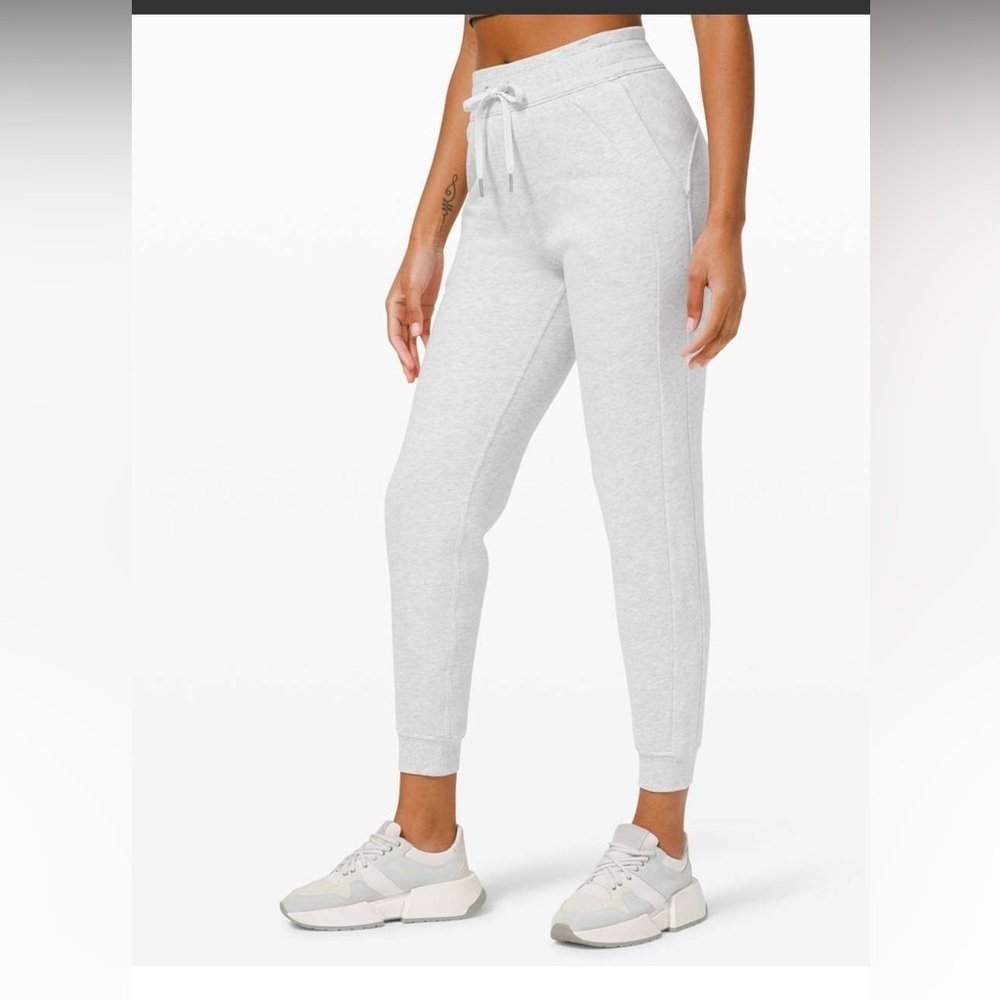 Lululemon Scuba High-Rise Jogger Fleece 28"
Heathered Core Ultra Light Grey sz 6